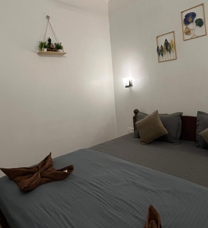 Postel nebo postele na pokoji v ubytování Palm paradise anjuna