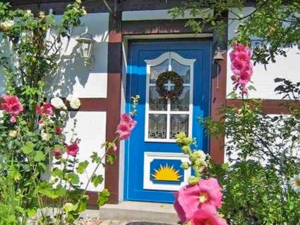 une porte d'entrée bleue d'une maison fleurie dans l'établissement Künstlerhaus, à Ribnitz-Damgarten