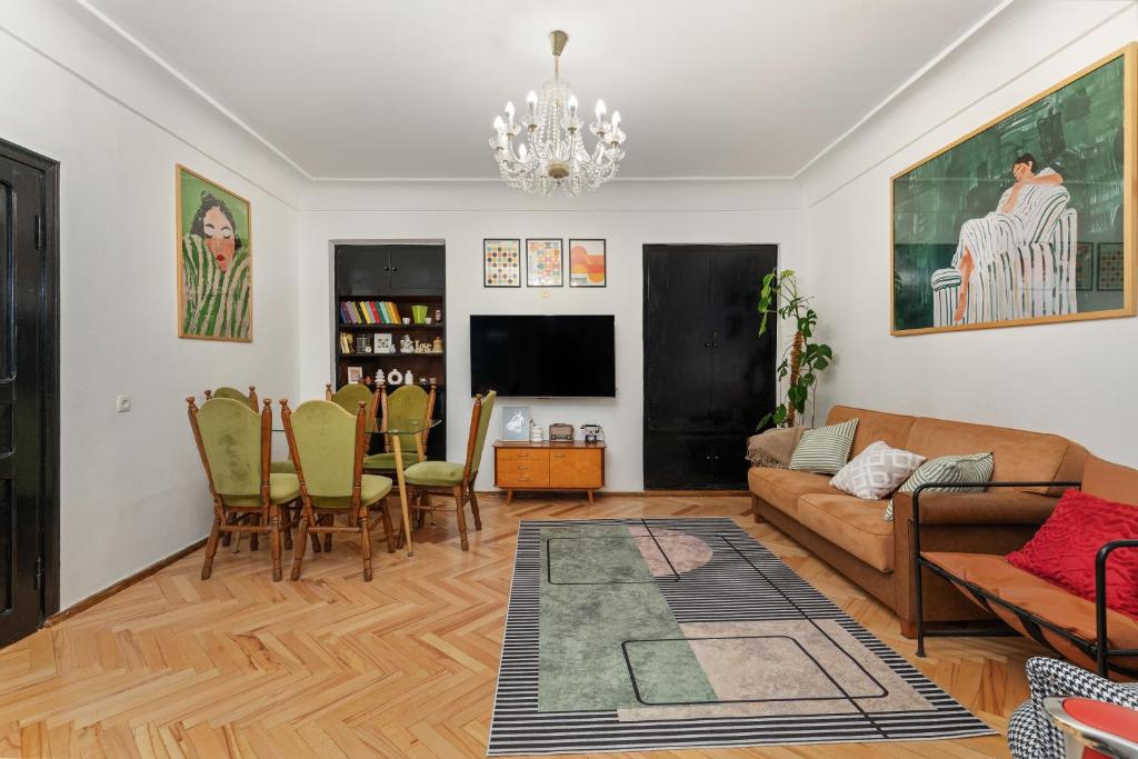 Mid-Century Modern Gem near Dry Bridge در تفلیس