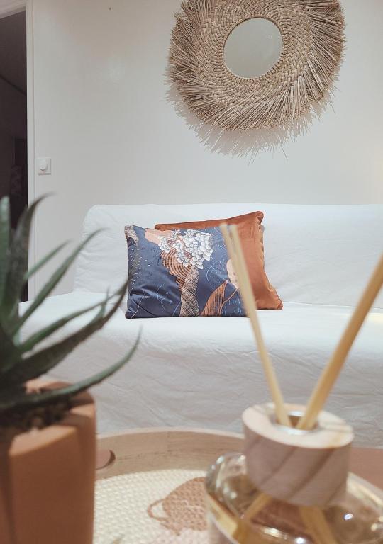 - une table avec une plante et un miroir sur le lit dans l'établissement L'Esprit Bohème, à Vitré