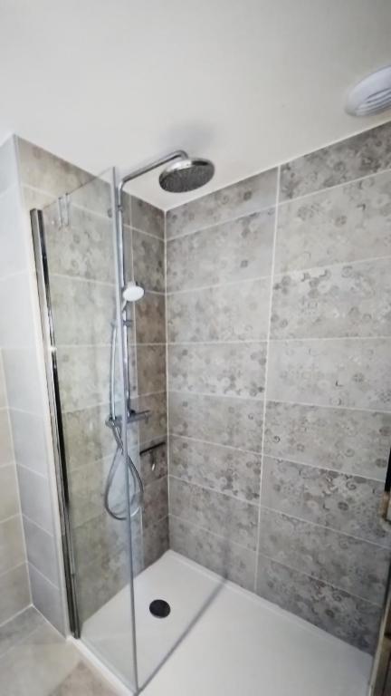 une salle de bain avec une douche avec une porte vitrée dans l'établissement Eze Villa, à Èze