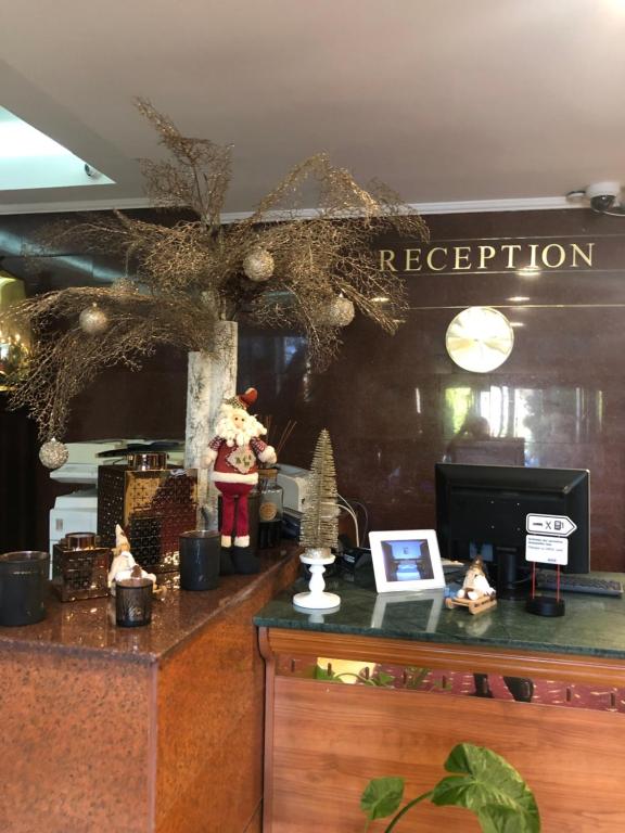 eine Rezeption mit einem Schild, das die Rezeption liest in der Unterkunft Hotel President in Scorniceşti