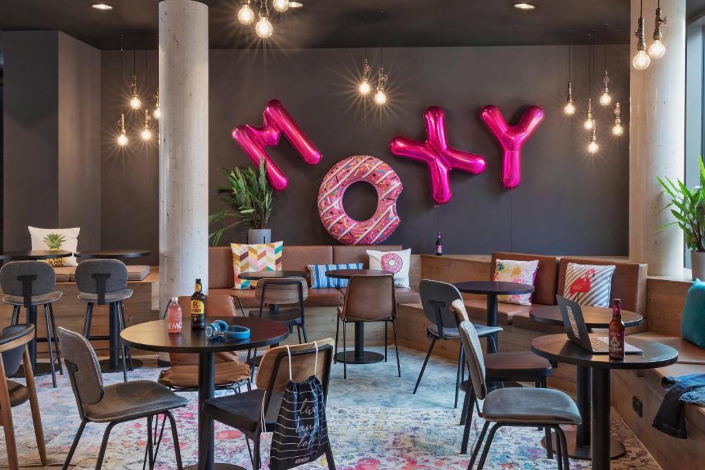 Moxy Hamburg Altona - Resim 13