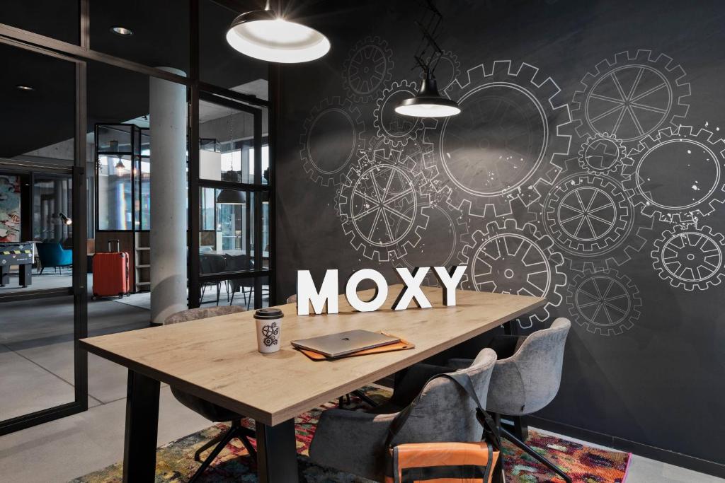 Moxy Hamburg Altona - Resim 34