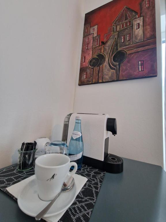 Příslušenství pro přípravu čaje a kávy v ubytování Gasthaus Löwen in Tisis