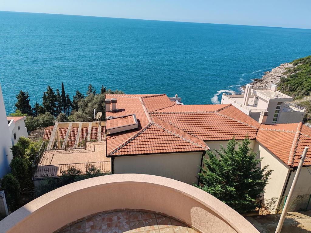 Villa Contact في دوبرا فودا: منظر علوي للمنزل والمحيط