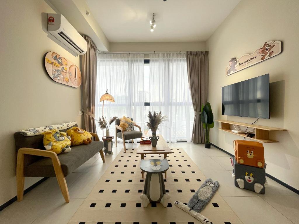 乔治市Tom and Jerry Suite with Infinity Pool的带沙发和电视的客厅