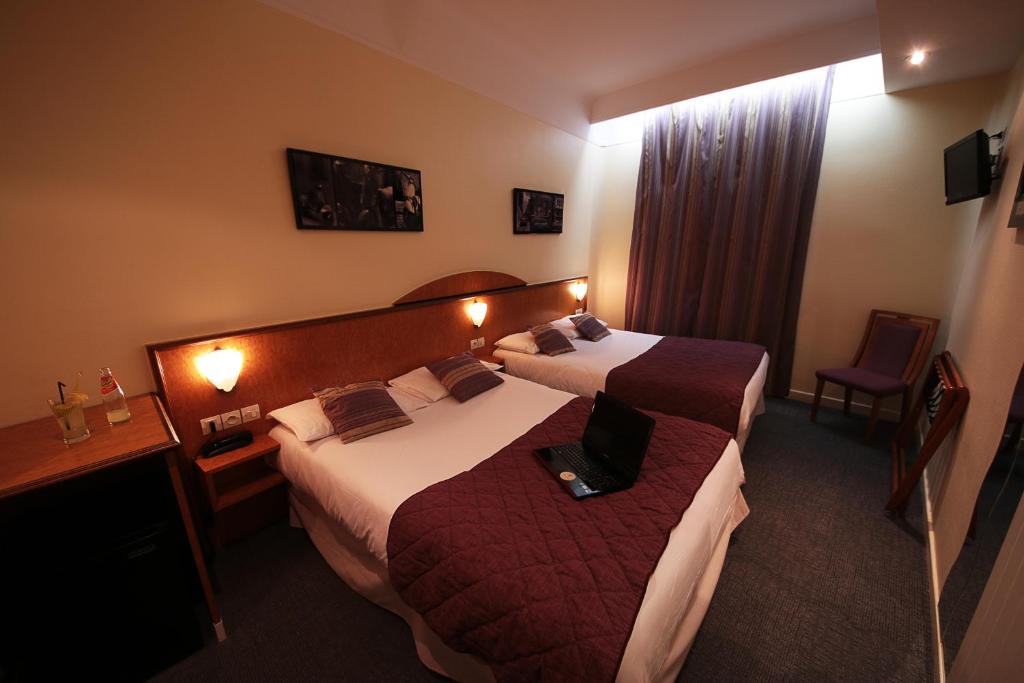 Postel nebo postele na pokoji v ubytování Hôtel Crystal Reims Centre