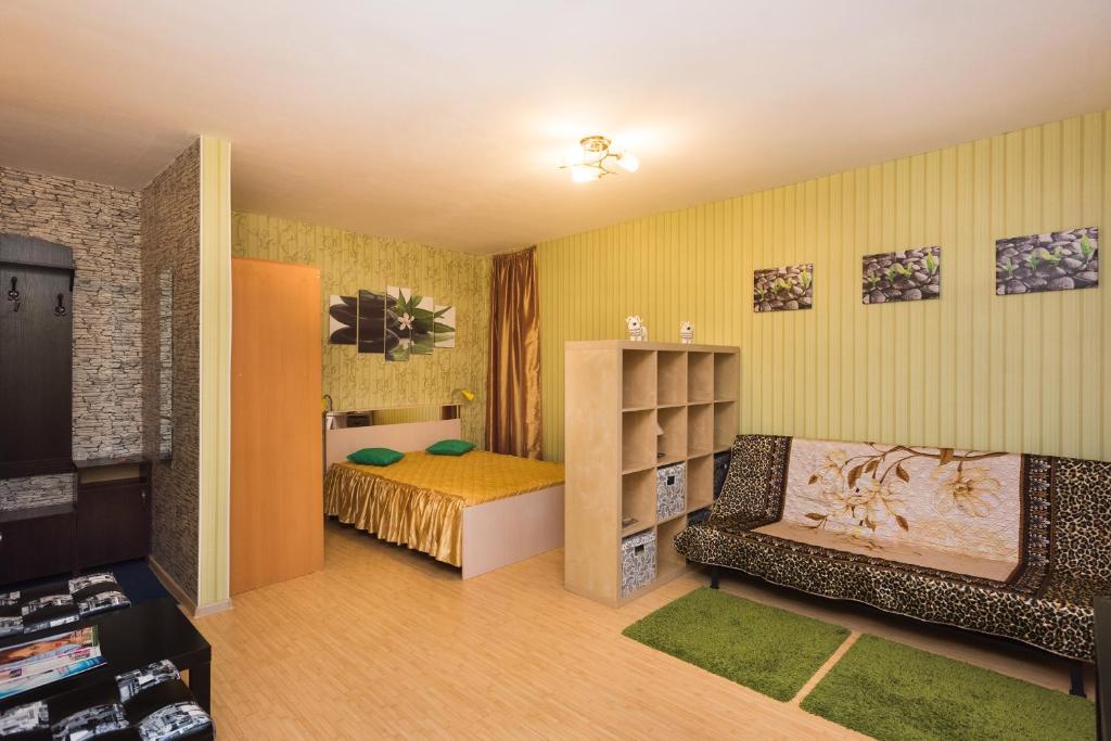 エカテリンブルクにあるApartment Popova City Centerの小さなベッドルーム(ベッド1台、ソファ付)