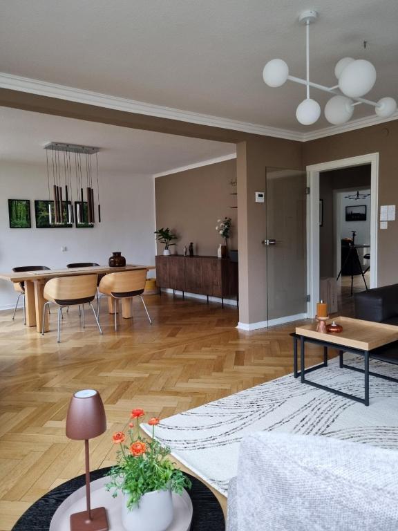 a living room with a couch and a table at Im Zentrum von Leverkusen, helle 3-Zimmerwohnung 80 m2 in Leverkusen
