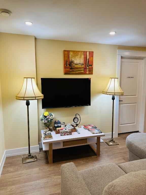 TV a/nebo společenská místnost v ubytování Luxurious Basement Retreat