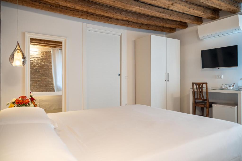 Postel nebo postele na pokoji v ubytování Hermes Venice