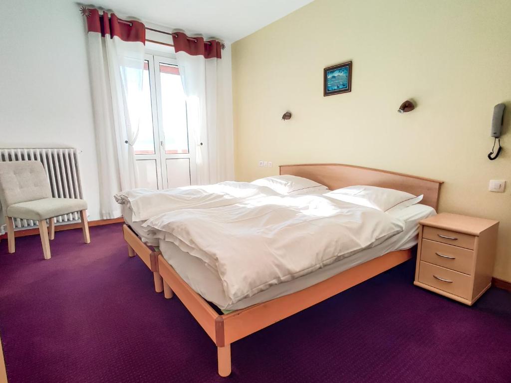 Postel nebo postele na pokoji v ubytování Hôtel Restaurant Roess