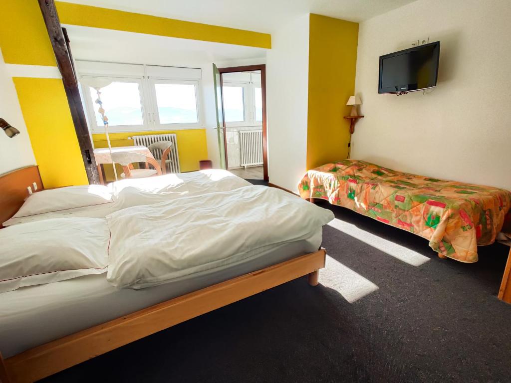 Postel nebo postele na pokoji v ubytování Hôtel Restaurant Roess