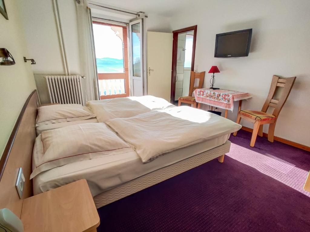 Postel nebo postele na pokoji v ubytování Hôtel Restaurant Roess