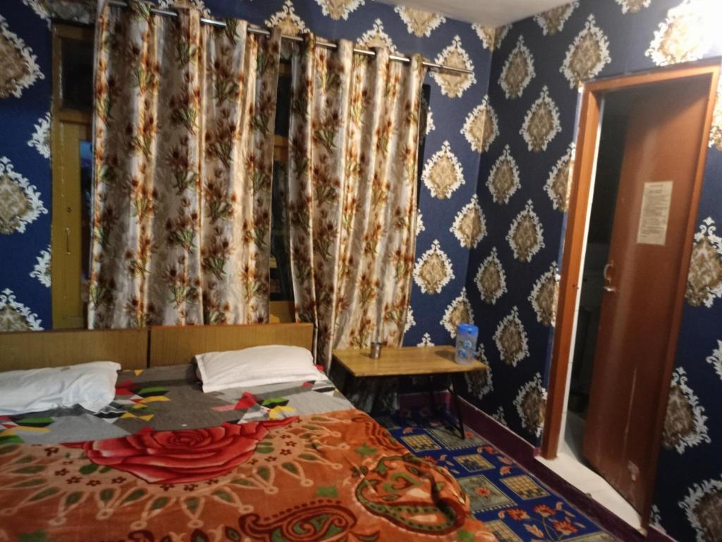 Postel nebo postele na pokoji v ubytování Queen Palace guest house