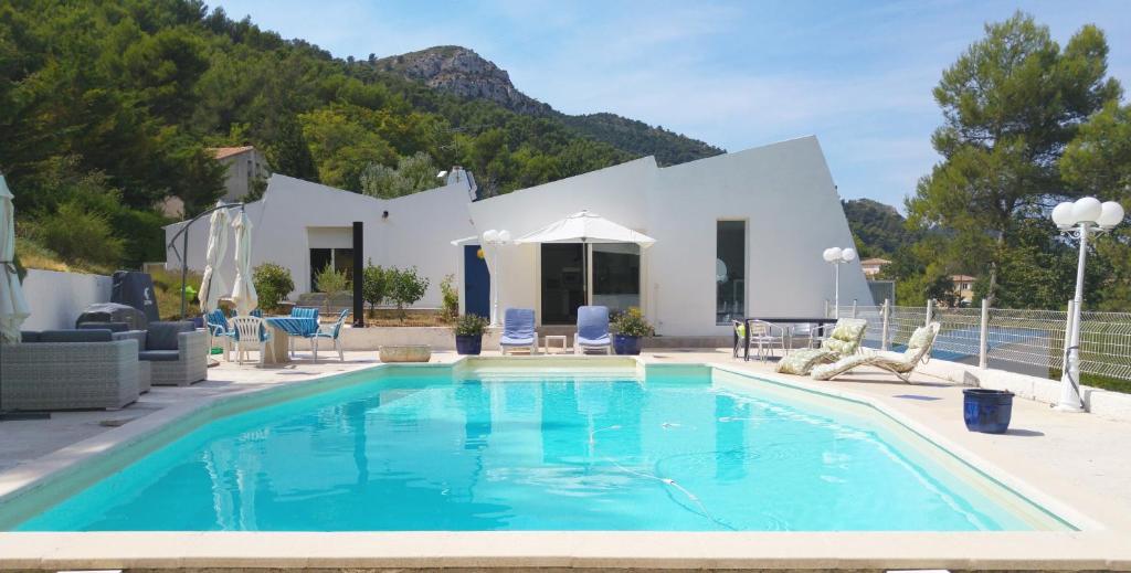 une villa avec piscine devant une maison dans l'établissement UN BALCON sur LA SAINTE VICTOIRE, à Cadolive