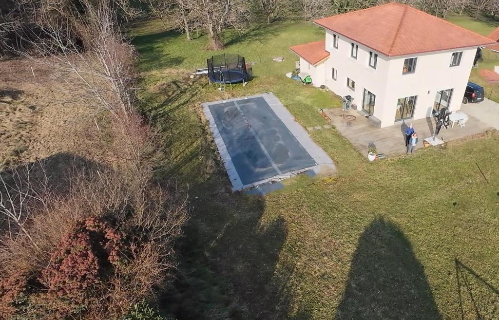 une vue aérienne d'une maison avec piscine dans l'établissement Villa au calme avec piscine et jacuzzi, à Saint-Vincent-de-Mercuze