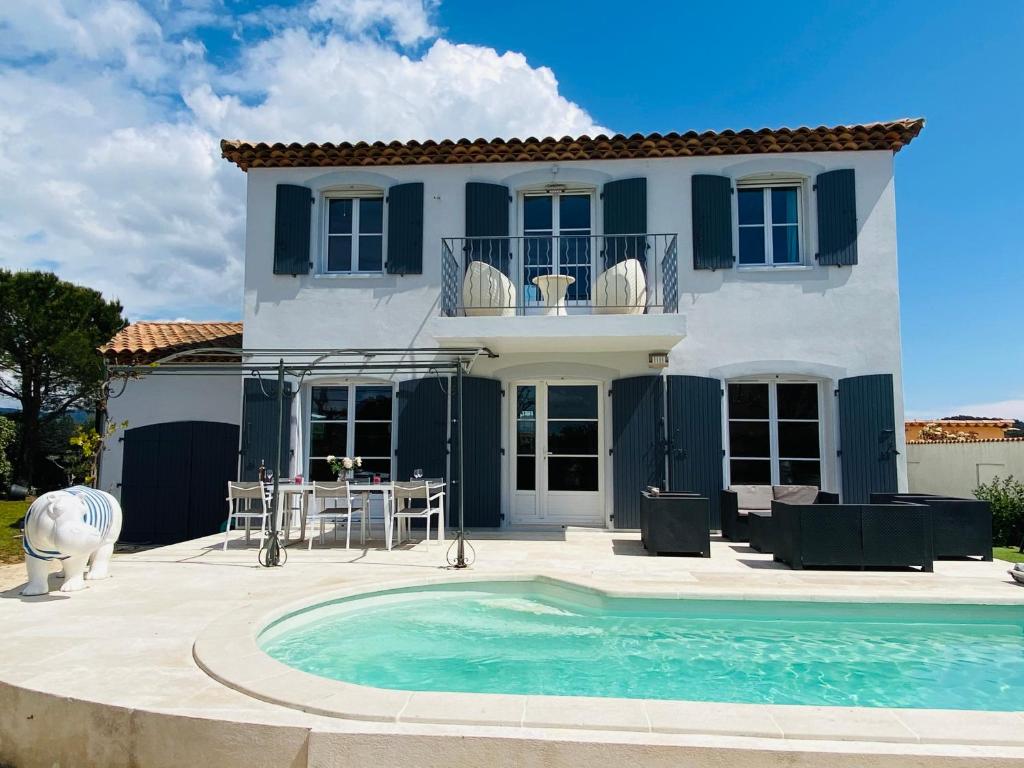 une maison avec une piscine devant une maison dans l'établissement Cetanou villa 4 étoiles piscine et climatisation au calme, à La Londe-les-Maures