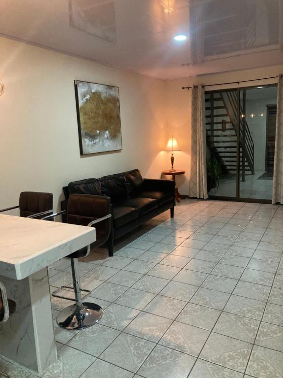 Hospedaje Ana Lu 1 Only 10 minutes from airport - Two-Bedroom Family Apartment