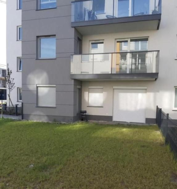 Mieszkanie 46m2 - 2 pokojowe z ogródkiem , WIFI , Bezpłatny parking nr 126, Szybkie połączenie z lotniskiem, autobus 120 - 5