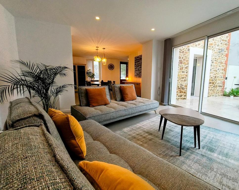 un salon avec deux canapés et une table dans l'établissement Ker Mano, à Pléneuf-Val-André