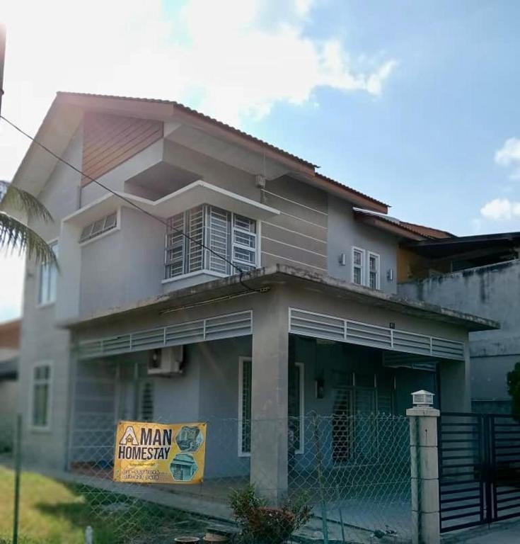 una casa con un cartel delante en Aman Homestay Anak Bukit, en Alor Setar