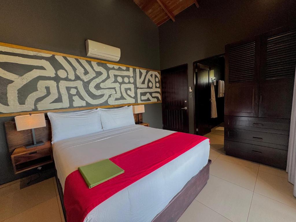 Postel nebo postele na pokoji v ubytování Oxygen Jungle Villas & Spa