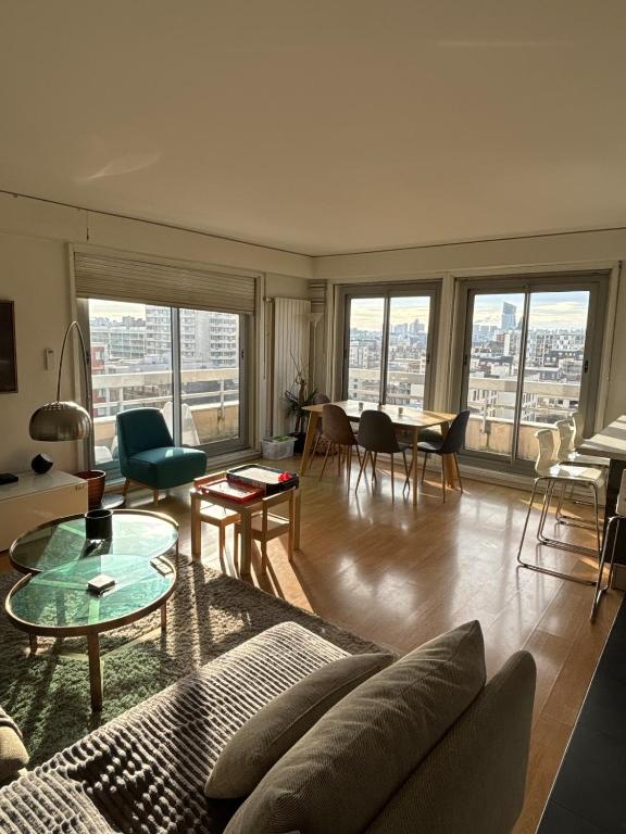 un salon avec un canapé et une table dans l'établissement Apparemment spacieux, lumineux avec vue sur Paris, à Charenton-le-Pont