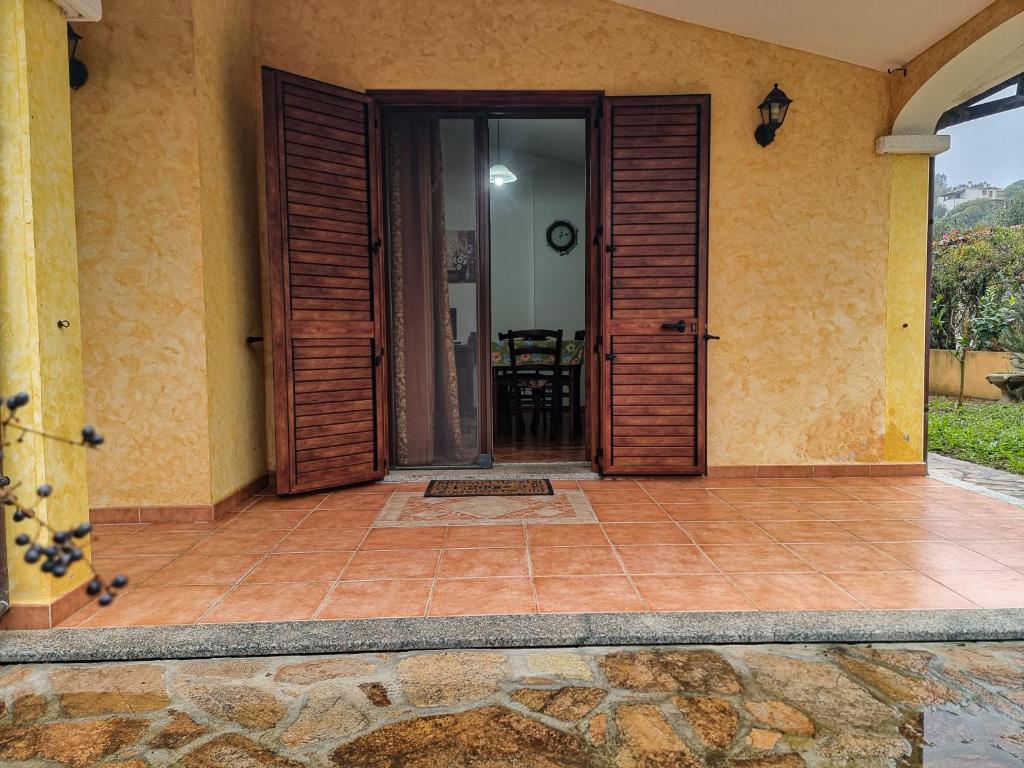 an entrance to a house with a wooden door at Casa Vacanze Sa Petra Ruja La Caletta di Siniscola in Siniscola