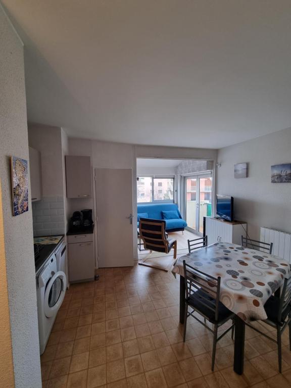 une cuisine et un salon avec une table et des chaises dans l'établissement Le Ti'Bo- Appart T3 proche plage, à Narbonne-Plage