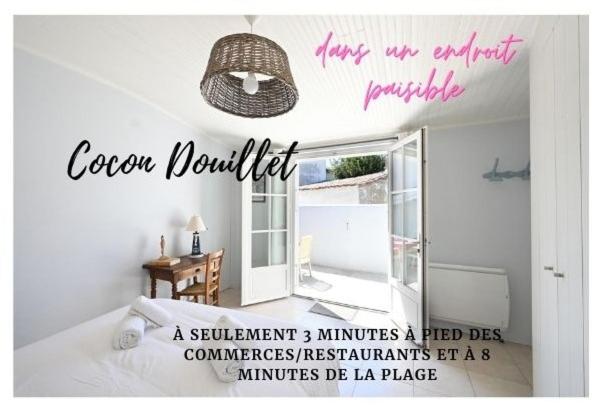 een slaapkamer met een bed en een bord waarop staat dat de kamer gecontroleerd wordt bij Cocon Douillet, plages à 2 pas in La Noue