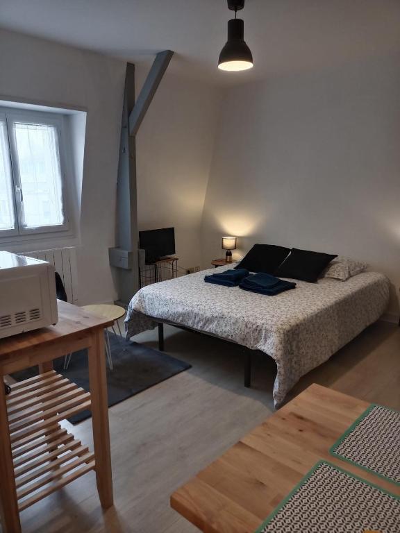 une chambre avec un lit et un bureau avec un ordinateur portable dans l'établissement Studio 214 au cœur du Campus de Belle Beille, à Angers