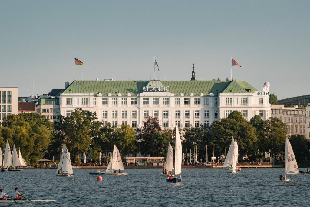 Výhled na řeku, která protéká v blízkosti hotelu