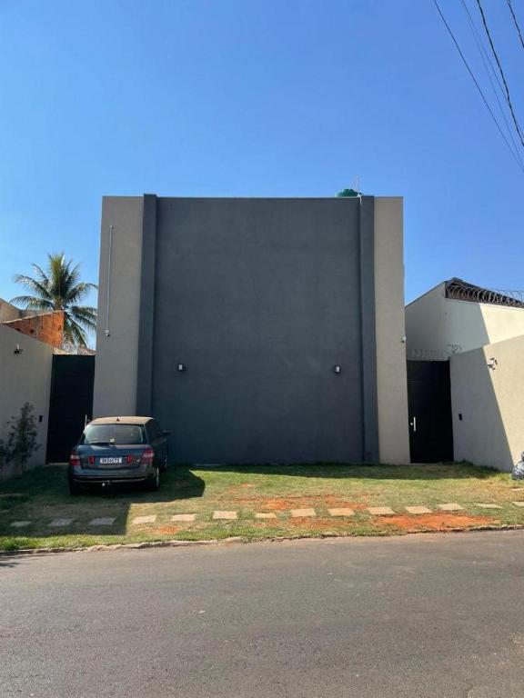 un'auto parcheggiata davanti a un edificio di Ike Palace 2 a Olímpia