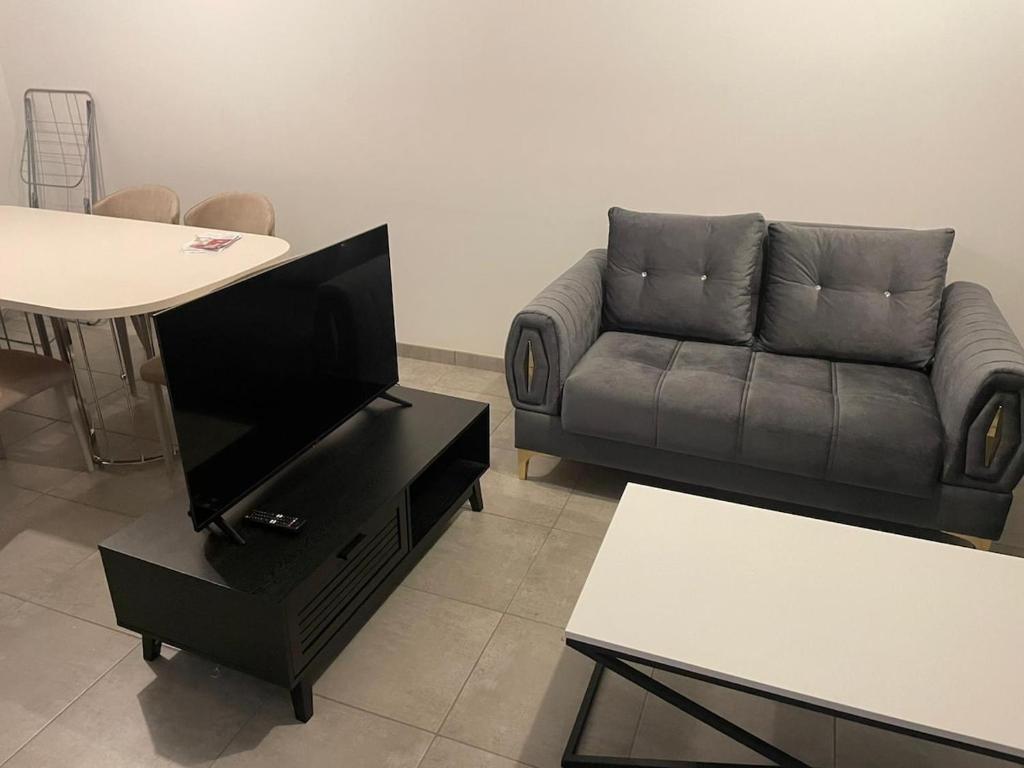 un salon avec un canapé et une table dans l'établissement Recent home, à Aubière