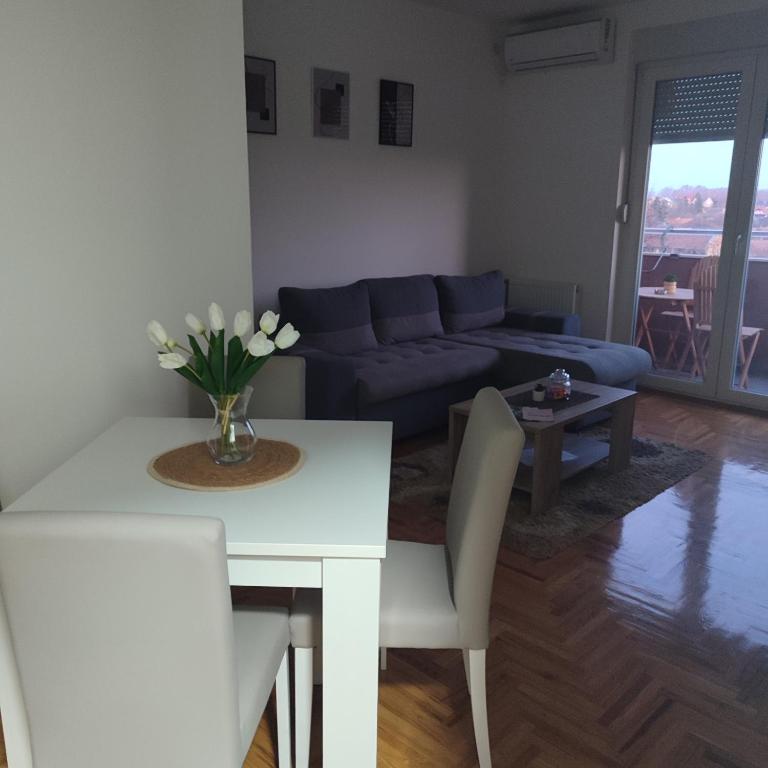 Uma área de estar em Apartman N&L