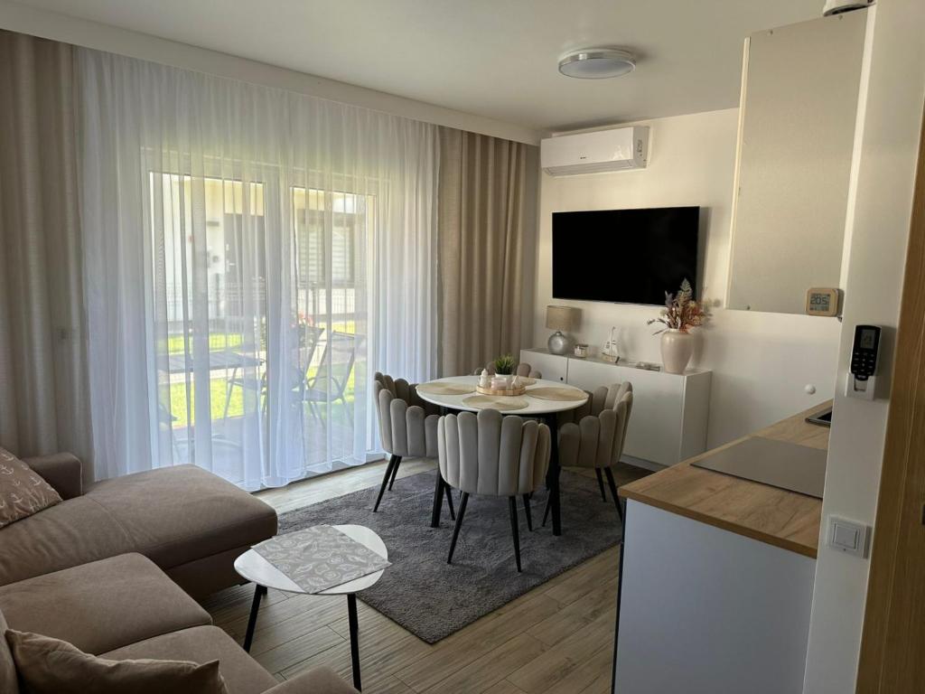 Televízia a/alebo spoločenská miestnosť v ubytovaní Apartament Mushellka - Dziwnówek Horizon Park , 2 sypialnie i salon