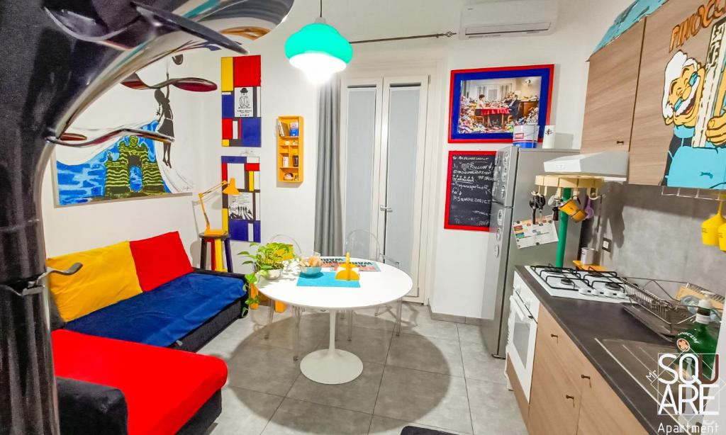kuchnia z białym stołem, stołem i stołem w obiekcie MR SQUARE apartment w Katanii