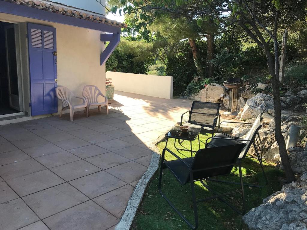 Κήπος έξω από το Joli Studio proche de la Mer à la Couronne