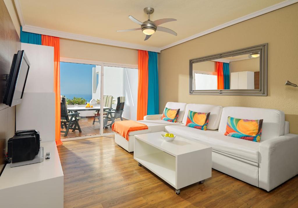 TV a/nebo společenská místnost v ubytování Regency Torviscas Apartments and Suites