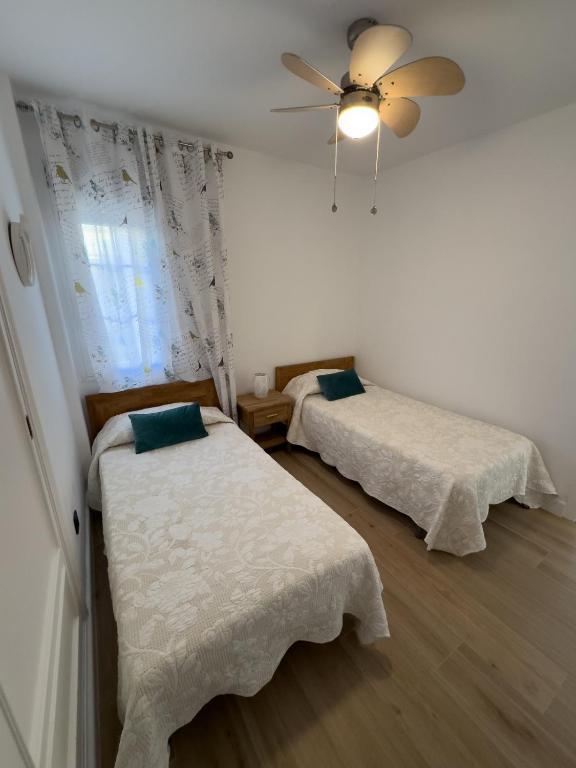 Postel nebo postele na pokoji v ubytování La Tortuga I, encantador apartamento con garaje en primera línea de playa