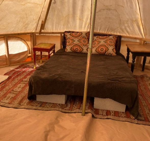 Postel nebo postele na pokoji v ubytování TeePee at Mojave