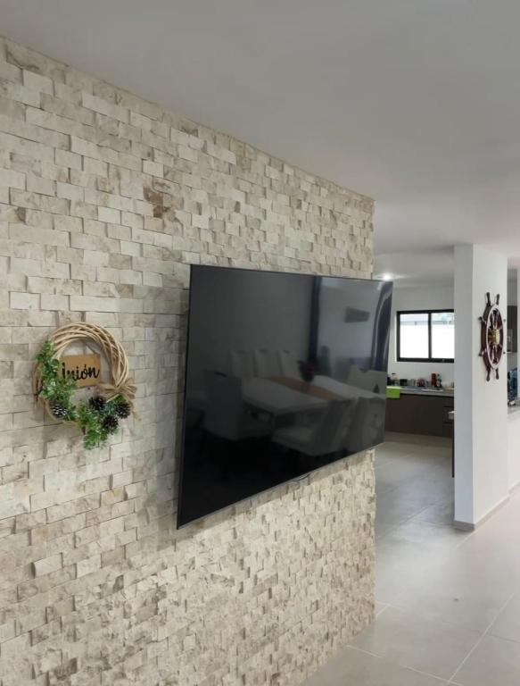 TV a/nebo společenská místnost v ubytování Itzamná House