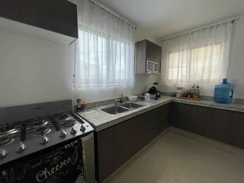 Kuchyň nebo kuchyňský kout v ubytování Itzamná House