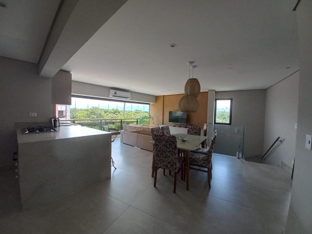 Η κουζίνα ή μικρή κουζίνα στο Apartamento Duplex Riviera de São Lourenço, Mod 6