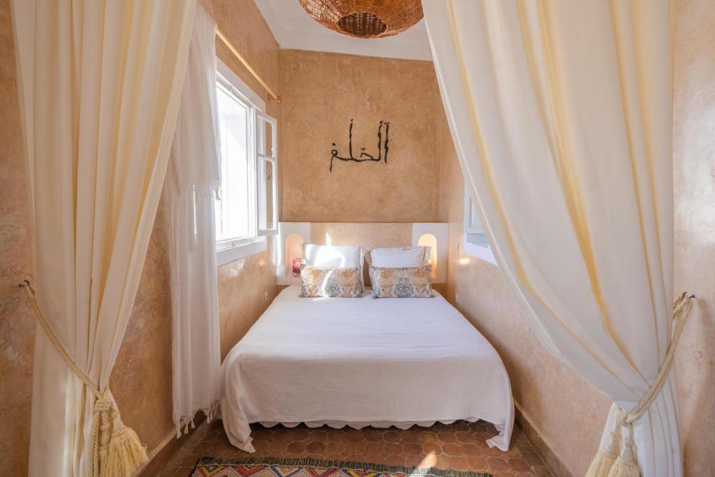 Ένα ή περισσότερα κρεβάτια σε δωμάτιο στο Riad Horizon