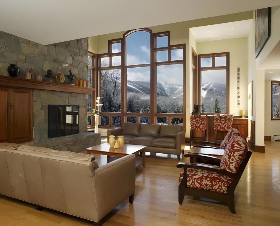 Photo inspiration: The Mountainside House Luxury Home Indoor Hot Tub Ski Home Photo Inspiration