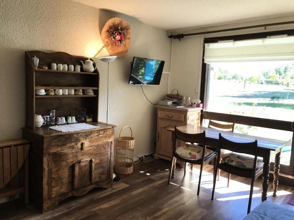 Μια τηλεόραση ή/και κέντρο ψυχαγωγίας στο Résidence Tiolache - Appartement au départ des pistes de ski de Corrençon en Vercors MAE-4034