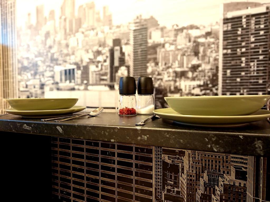 コシツェにあるLuxusný apartmán New Yorkの建物の上に皿と器具が並ぶテーブル